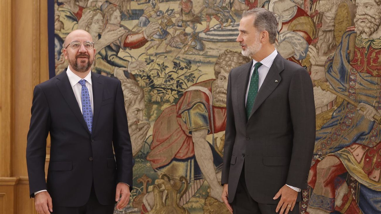 El rey Felipe VI (d) recibe al presidente del Consejo Europeo, Charles Michel (i) durante una audiencia real celebrada en el Palacio de la Zarzuela este jueves durante la segunda jornada de la cumbre de la OTAN