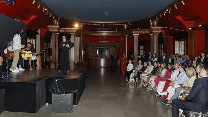 La reina Letizia (c), la mujer del presidente del Gobierno, Begoña Gómez (c-i) y la primera dama francesa, Brigitte Macron (3d) entre otros acompañantes de los mandatarios que asisten a la cumbre de la OTAN asisten a un concierto privado de Kiki Morente (i) con motivo de su visita al Teatro Real de Madrid este jueves durante las visitas culturales a los acompañantes de los mandatarios que asisten a la cumbre de la OTAN / EFE