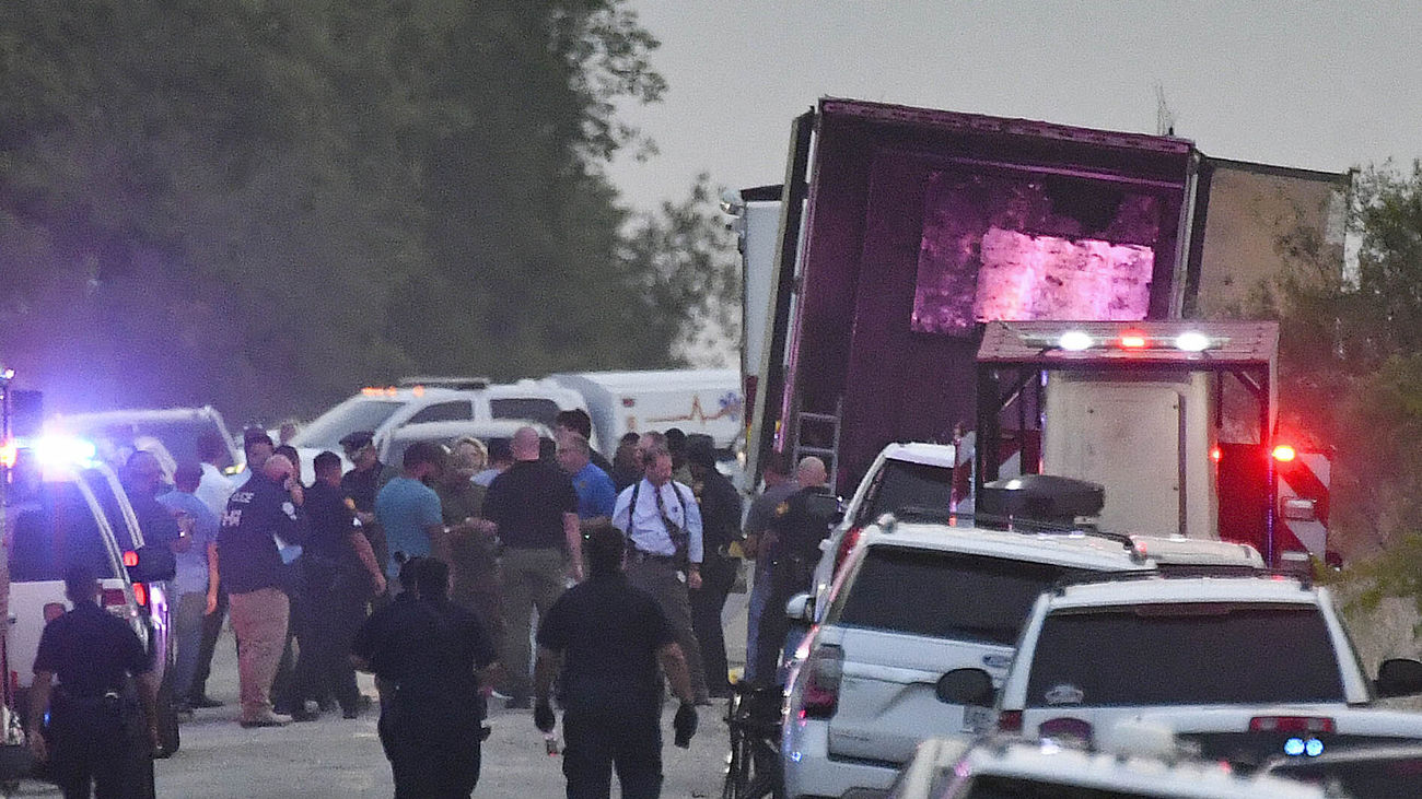 Personal de emergencias investiga la escena donde se encontró el camión con los migrantes muertos