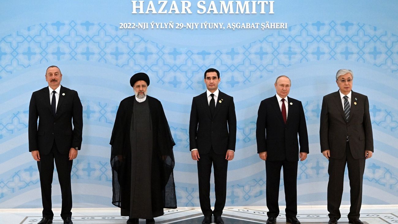 Ilham Aliyev, Seyyed Ebrahim Raisi, Serdar Berdimuhamedov, Vladimir Putin y Kassym-Jomart Tokayev