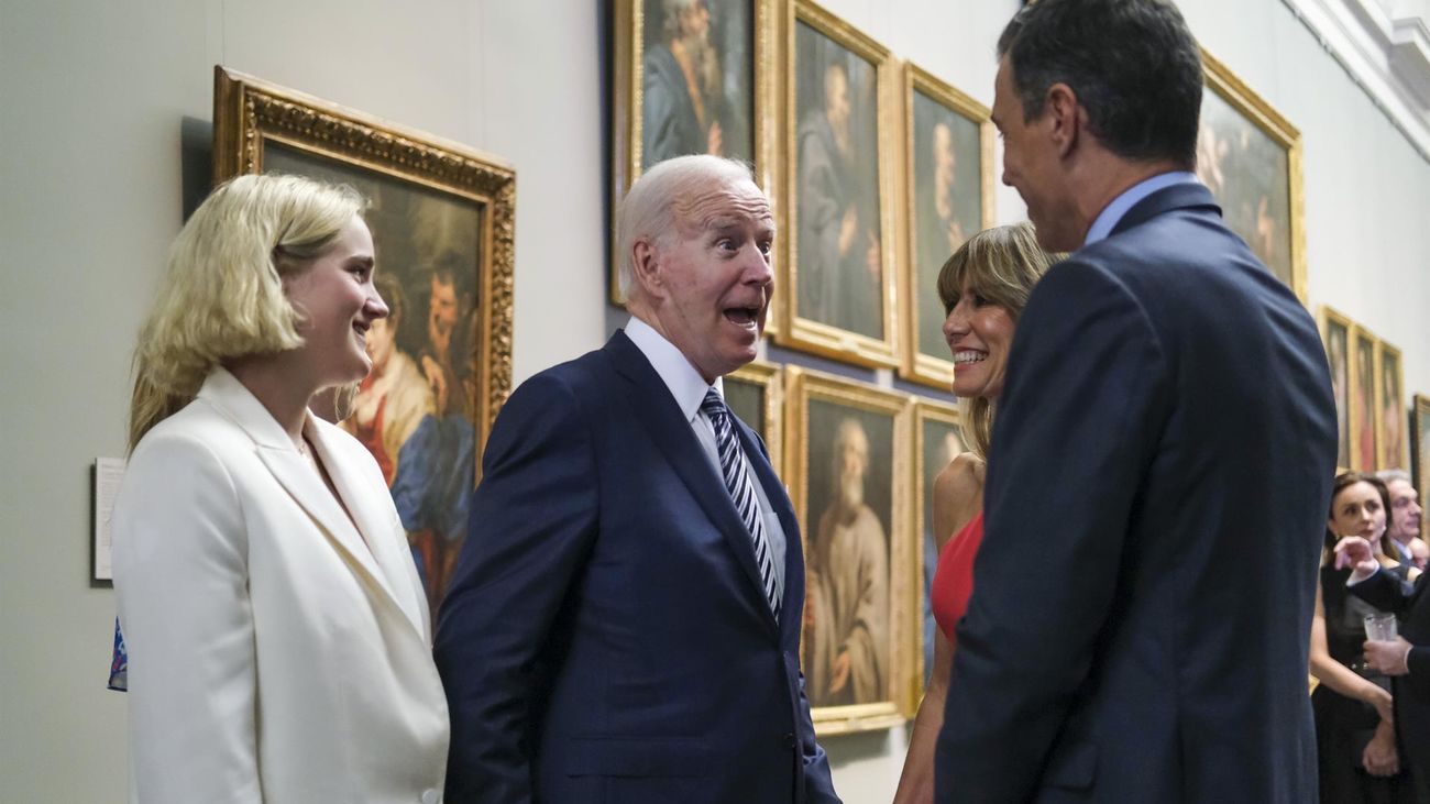 Pedro Sánchez y su esposa bromean con Joe Biden y sus nietas