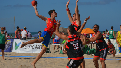 El mejor club de balonmano playa, a más de 300 km del mar, está en Alcalá