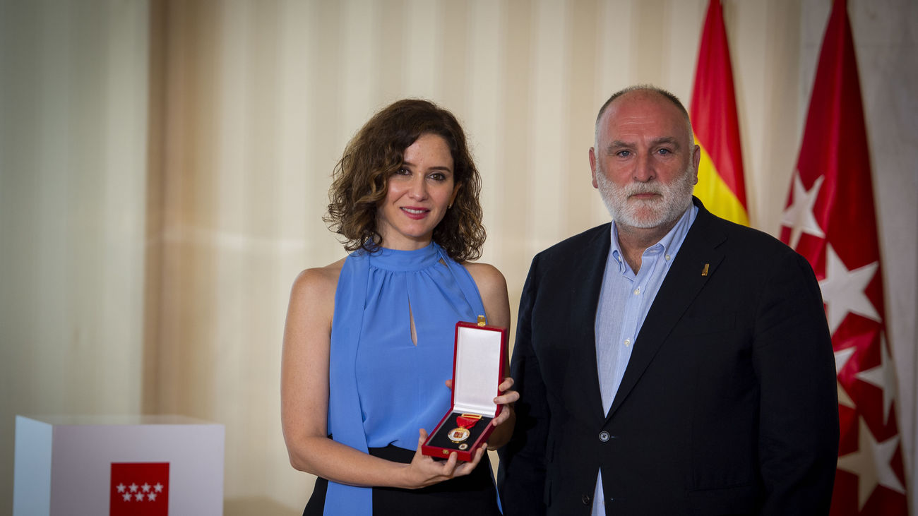 Ayuso impone la Medalla de Oro al chef José Andrés  por estar siempre "donde hay una mano que lo necesita"