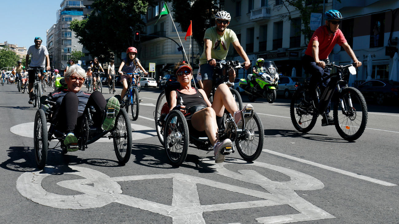 Participantes en una actividad ciclista por el centro de Madrid
