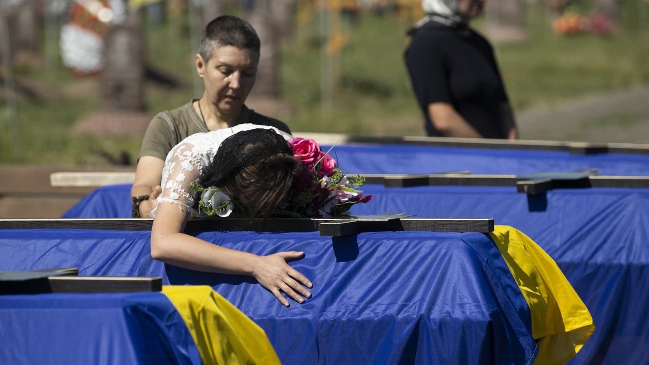 Una mujer llora por un soldado ucraniano muerto