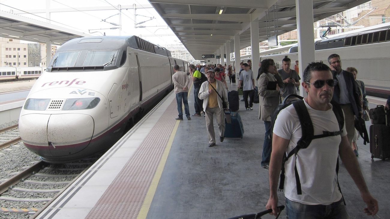 Pasajeros del AVE a su llegada a Alicante