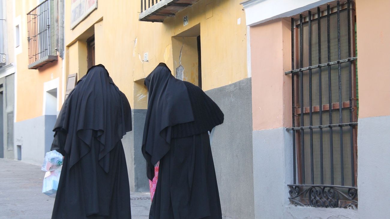 Dos religiosas caminan por la calle