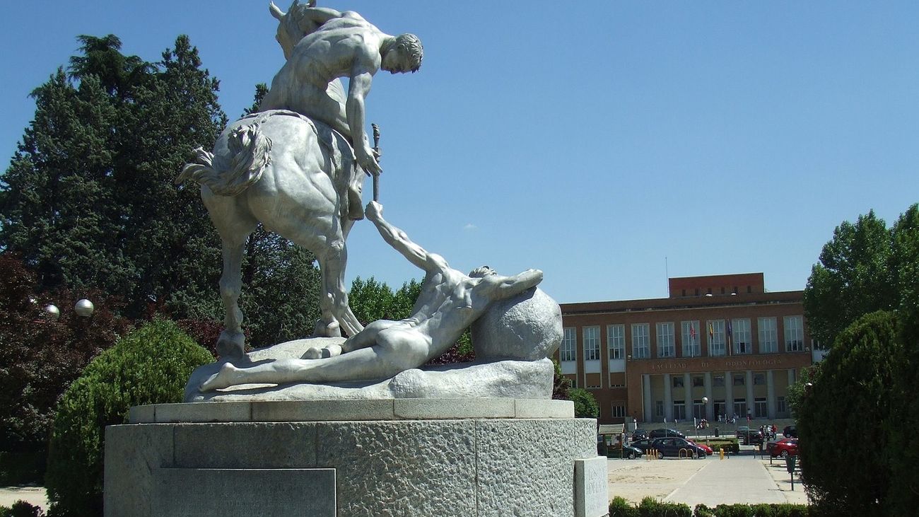 'Los portadores de la antorcha', estatua en la Universidad Complutense
