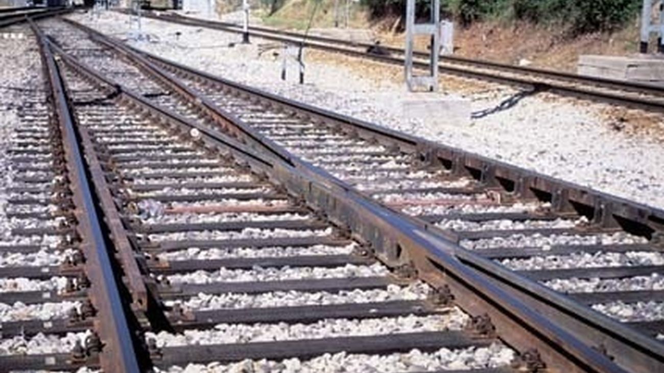 Muere un motorista tras ser arrollado  por un tren en Oropesa, Toledo