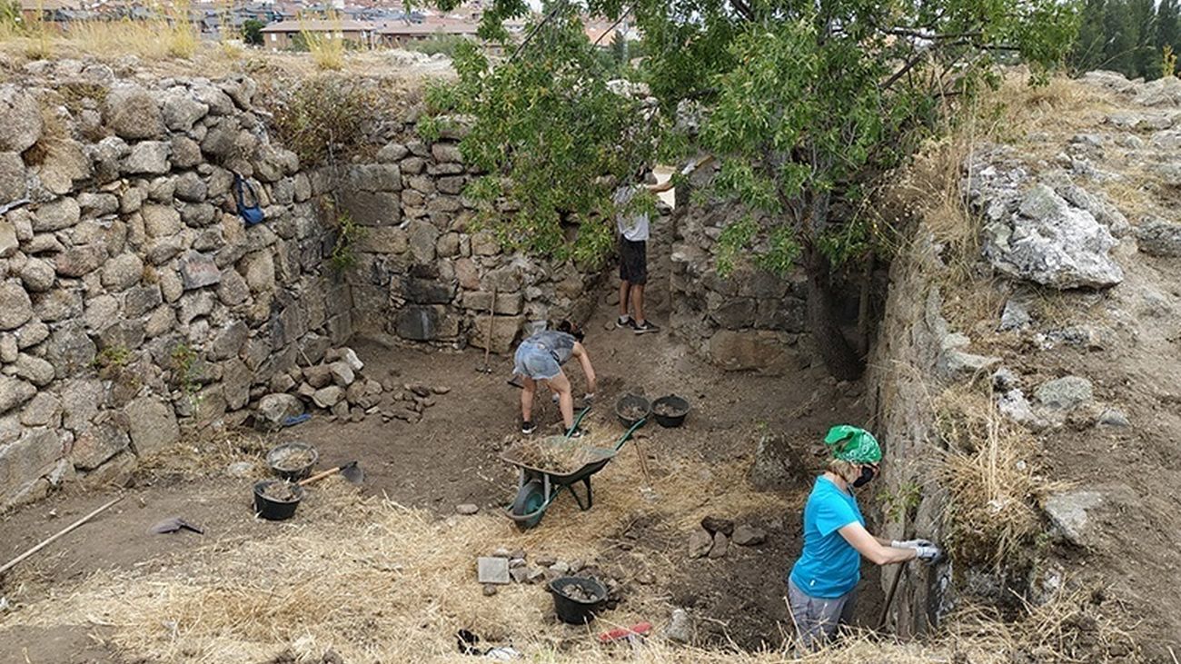 TRabajos de excavación en el castillo viejo de Manzanares El Real