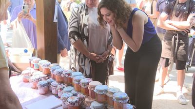 Ayuso visita el Mercado de Cámara Agraria: "Los productos de Madrid son cada vez de mayor excelencia"