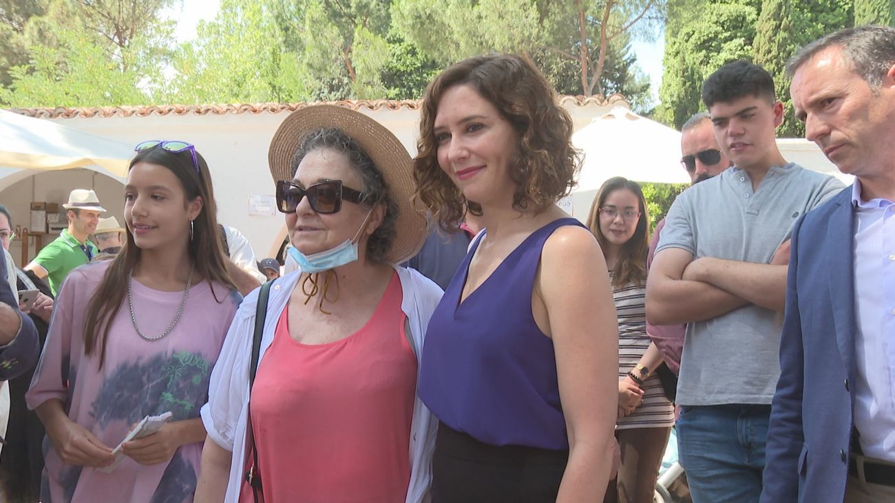 Ayuso garantiza becas para las familias necesitadas y también para las clases medias “que nunca reciben nada”