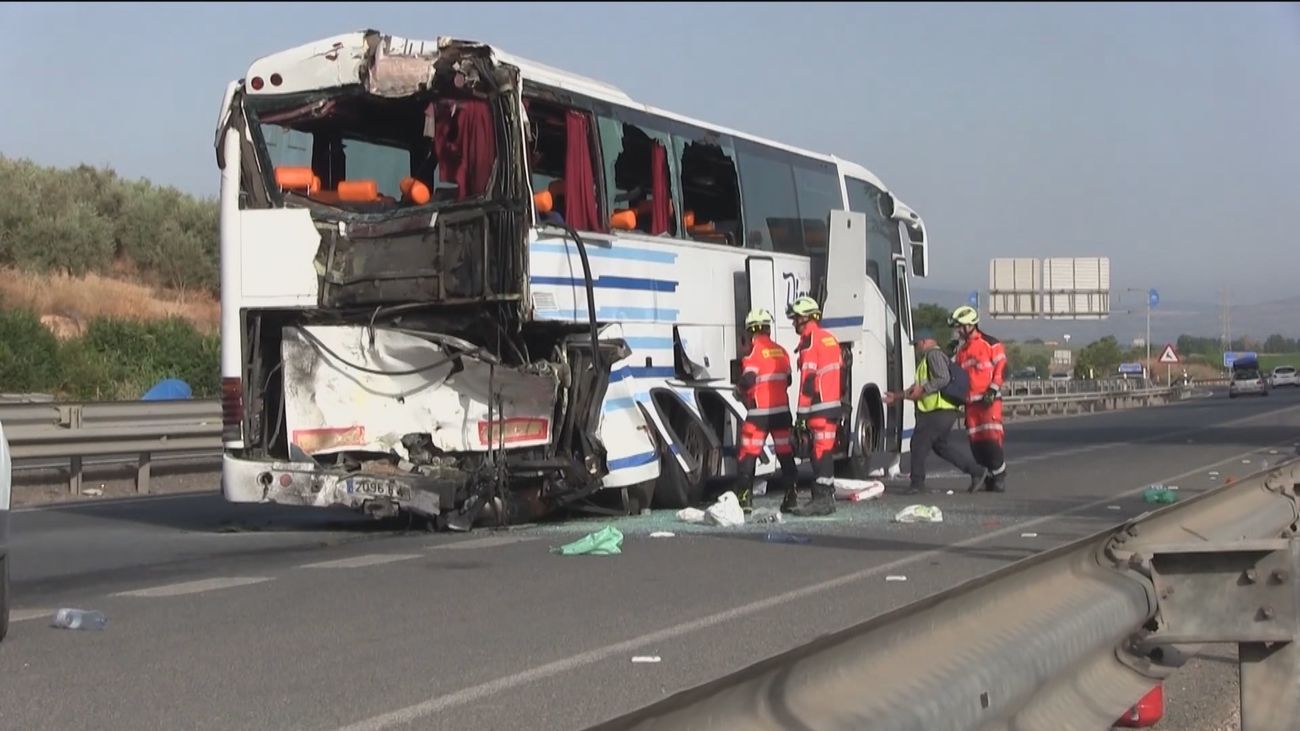 Un muerto y 35 heridos, 7 graves, en un accidente entre dos autobuses y un turismo en Granada