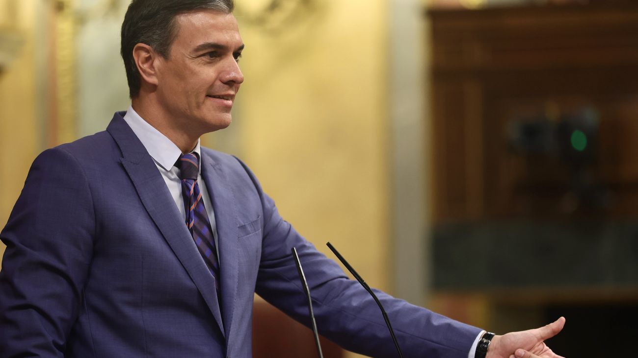 Sánchez anuncia que hará fijos a 67.300 sanitarios  y vuelve a referirse a los “poderes oscuros”