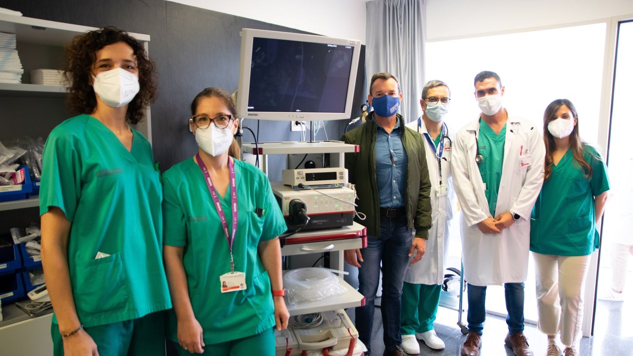 el profesor Bayo junto al equipo del doctor Baeza, en el Hospital General de Elche, y de una persona realizando las pruebas de capacidad pulmonar con las que se ha correlacionado la presencia de microplásticos