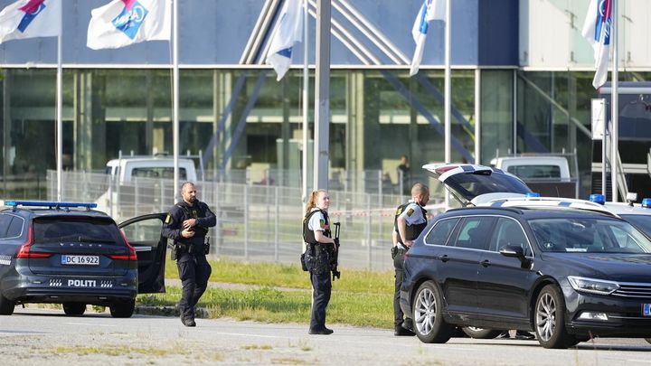 La policía  frente al centro comercial Field's , en Oerstad, Copenhague. / EFE