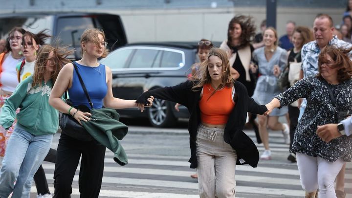 La gente huye del centro comercial Fields durante la evacuación de la policía armada, en Oerstad, Copenhague, Dinamarca, el 3 de julio de 2022. / EFE