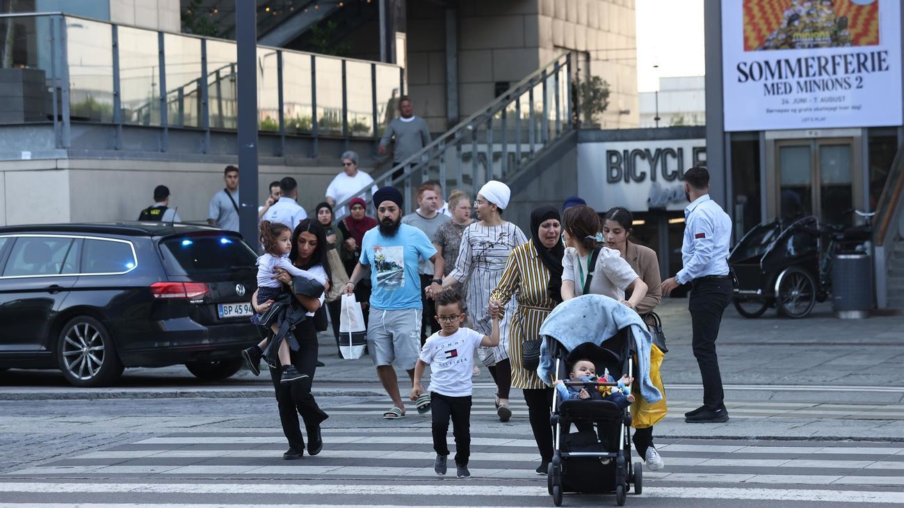 La gente huye del centro comercial Fields durante la evacuación por parte de la policía tras un tiroteo, en Oerstad, Copenhague, Dinamarca.