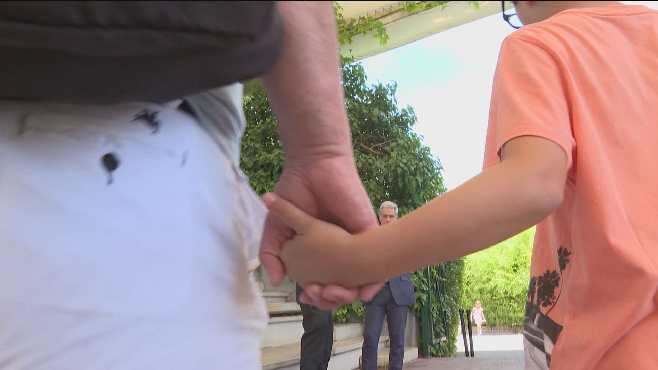 Madrid duplica las ayudas a familias con menores tutelados: 1880 niños esperan una familia