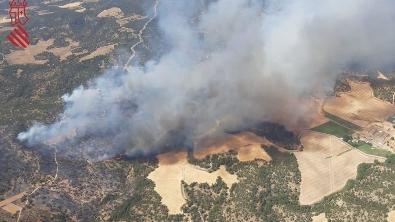 El incendio de Valencia de reaviva junto al Parque natural de las Hoces del Cabriel