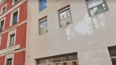 Expediente a los bomberos de Madrid que tiraron dos cubos de agua a un hombre que dormía en un banco