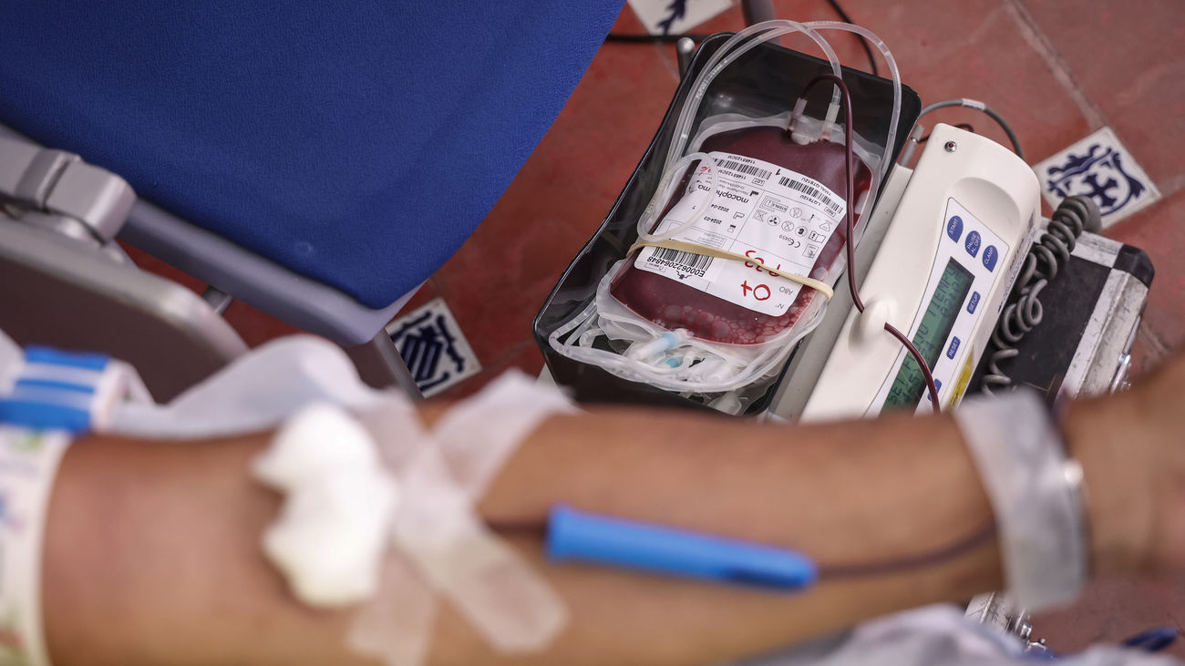 Una persona dona sangre en un hospital