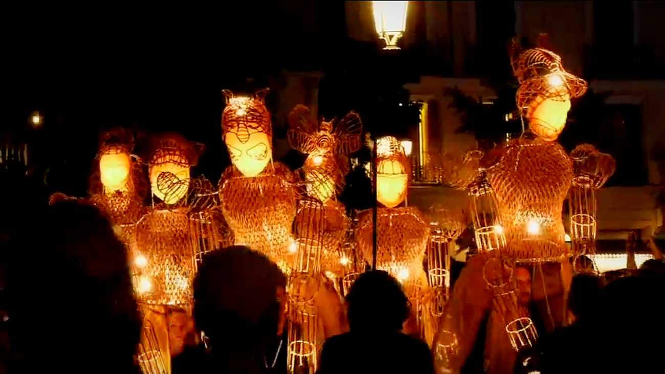 2.500 personas disfrutaron de la inauguración de Veranos de la Villa con marionetas lumínicas