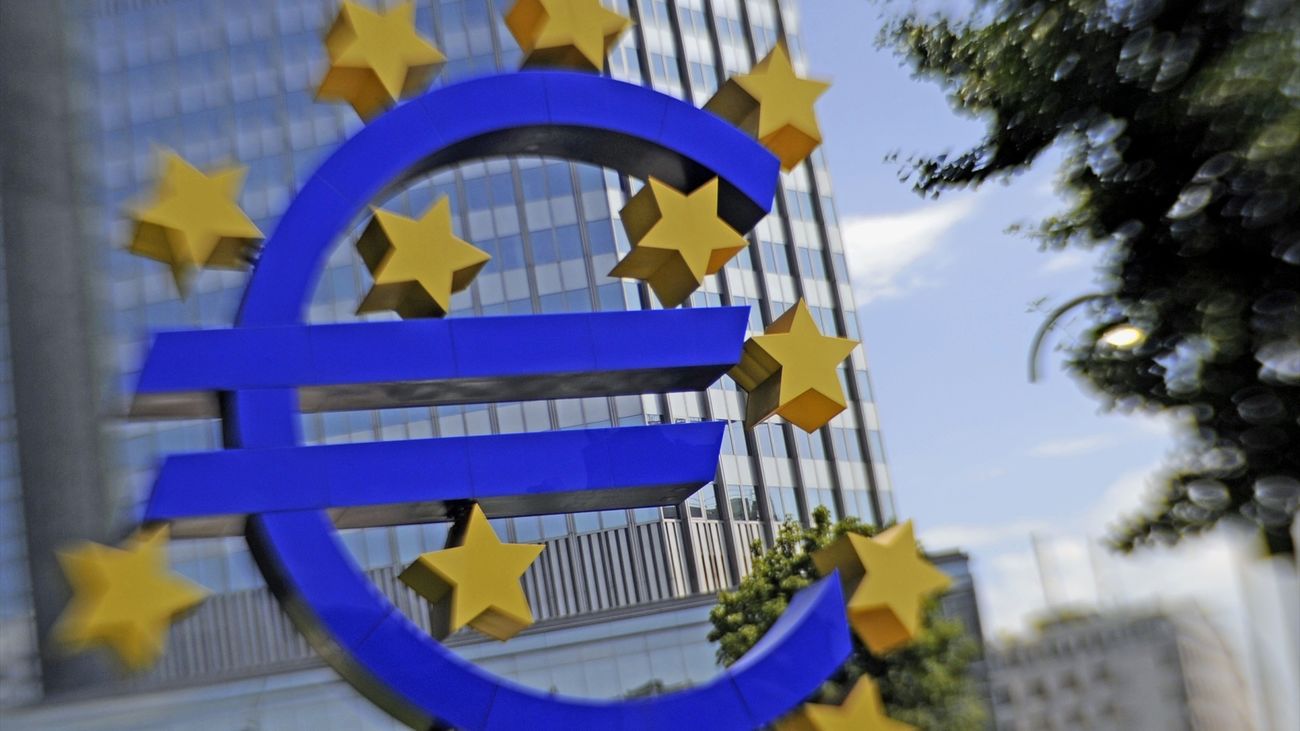 Subastan la escultura gigante del euro en Frankfurt
