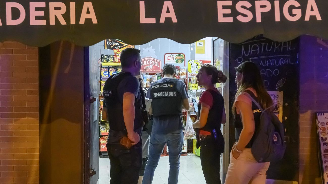 La Policía en la panadería de Sevilla donde se ha atrincherado un hombre