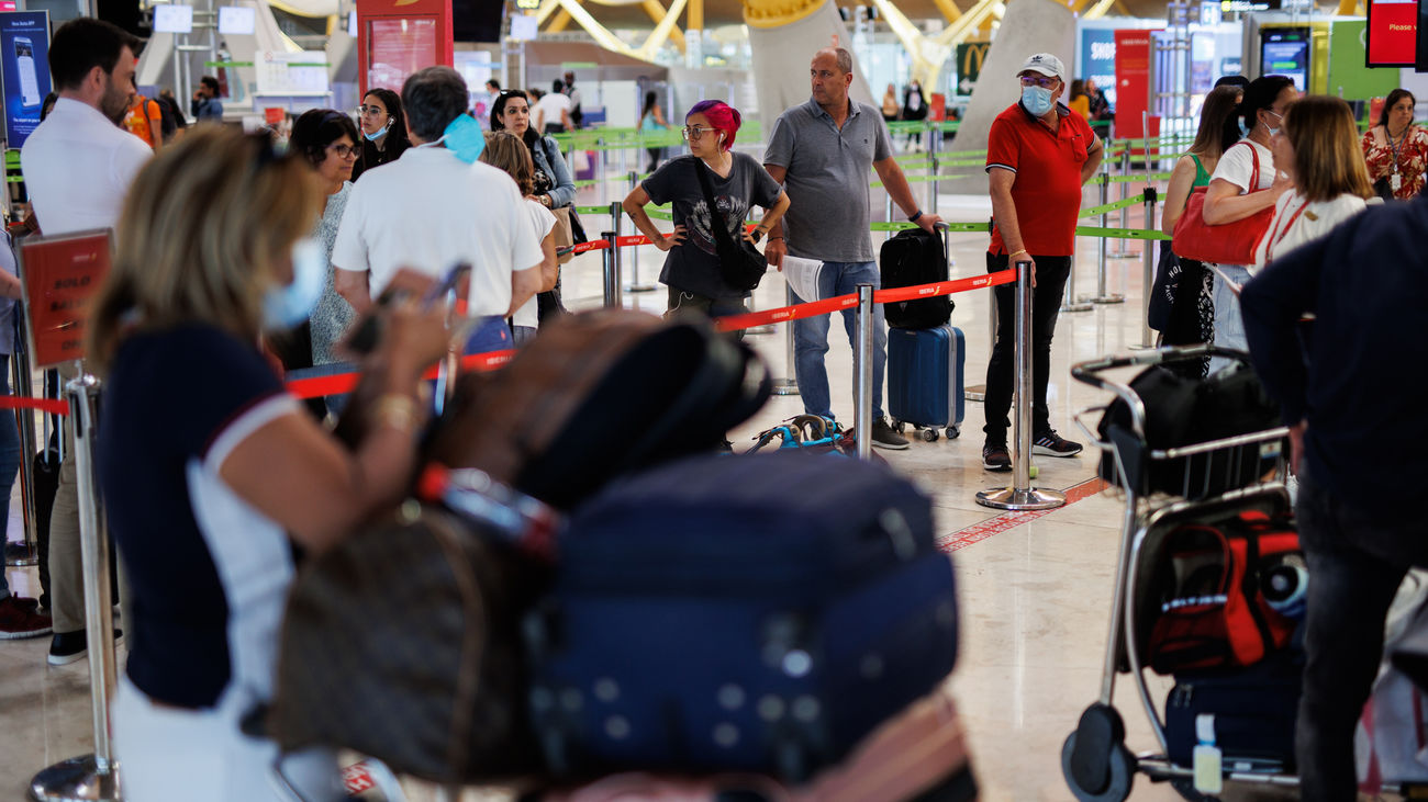 Colas de más de una hora en Barajas por “falta de policías” para sellar los pasaportes