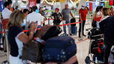 Colas de más de una hora en Barajas por “falta de policías” para sellar los pasaportes