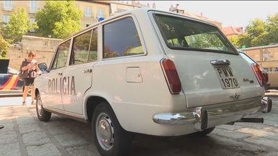 La 'lechera, el jeep Santana, la moto SANGLAS 400... 70 años de vehículos de la Policía Nacional