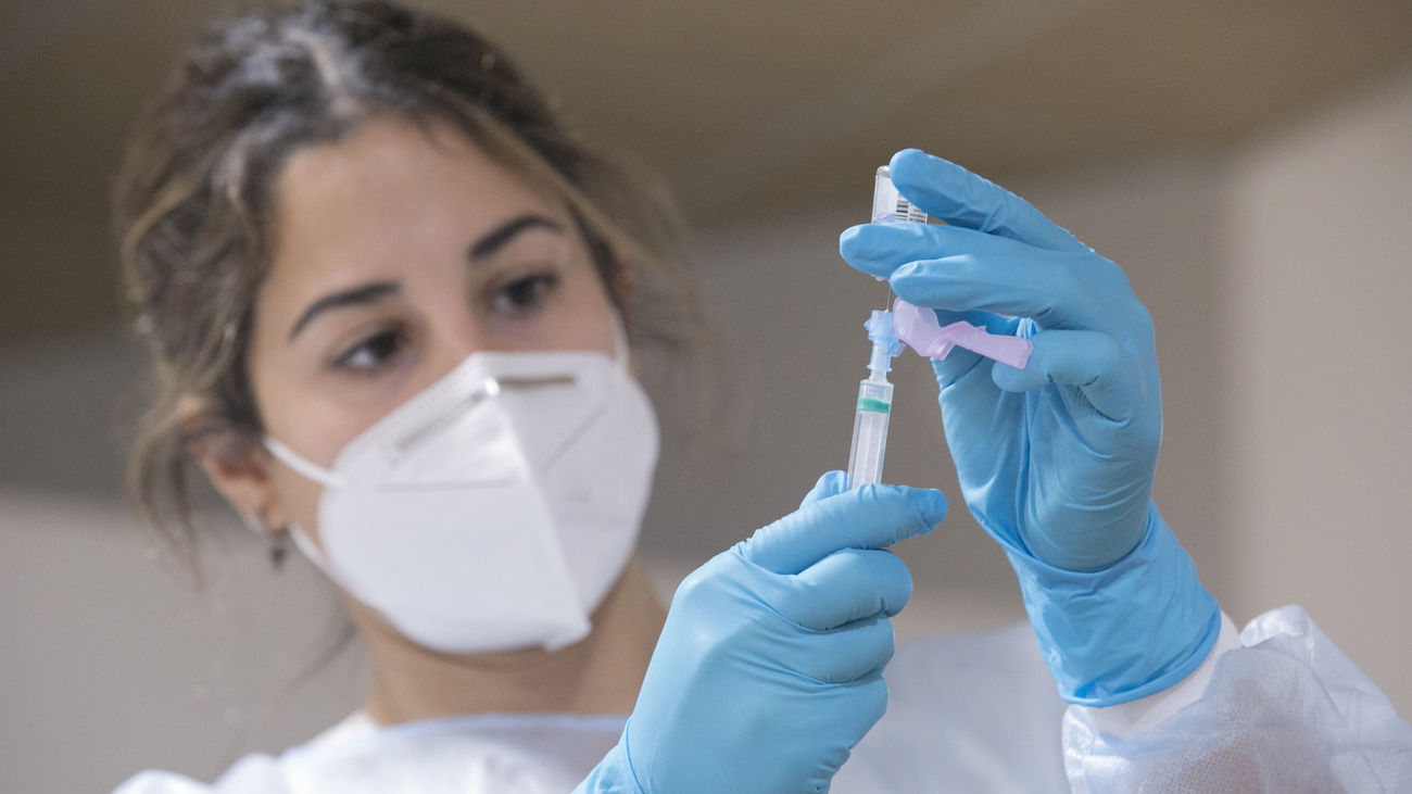 Una enfermera  prepara la segunda dosis de la vacuna Pfizer-BioNTech contra el coronavirus