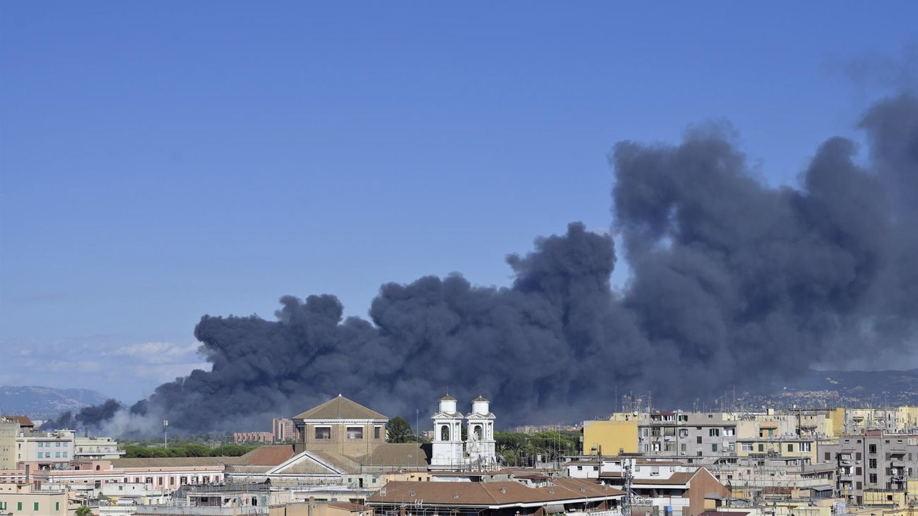 Un gran incendio se extiende en la zona este de Roma, 9 de julio de 2022