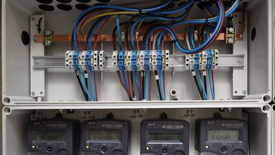 El precio de la luz cae este viernes un 7,18%, hasta los 235,54 euros/MWh