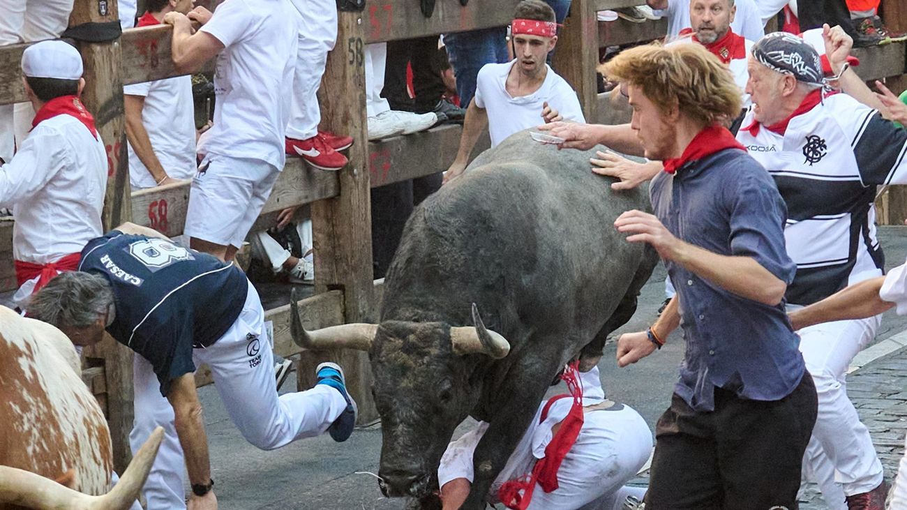 San Fermín 2022: Tres heridos de asta en un tercer encierro rápido, multitudinario