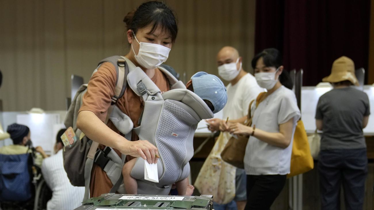 Una mujer deposita su voto en los comicios de Japón