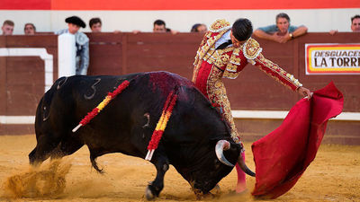 Francisco de Manuel y Amor Rodríguez opositan a la gran final de la Copa Chenel cortando una oreja en Valdilecha