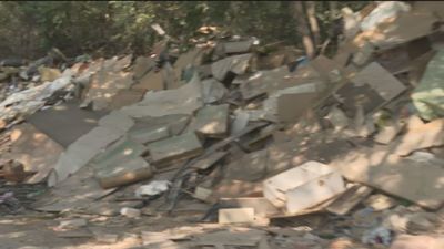 Los vecinos de Coslada denuncian la acumulación de residuos tóxicos en un vertedero ilegal