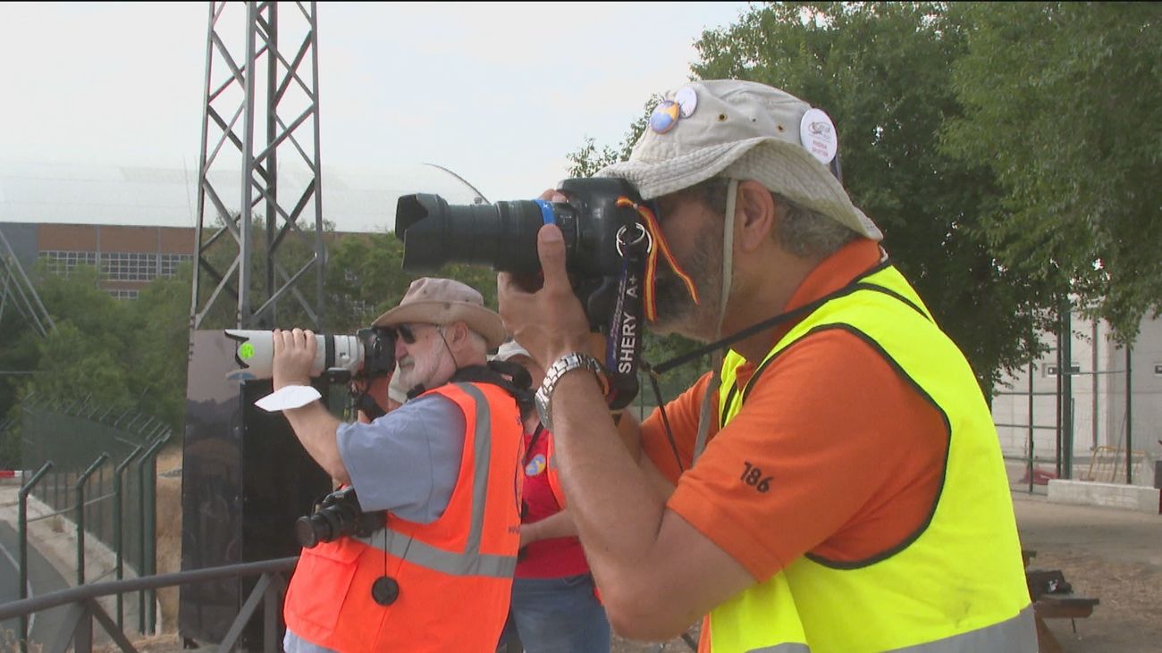 Los aficionados a la fotografía aeronáutica estrenan mirador