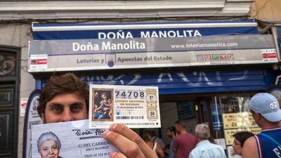 Verano en Doña Manolita: la lotería de Navidad se agota