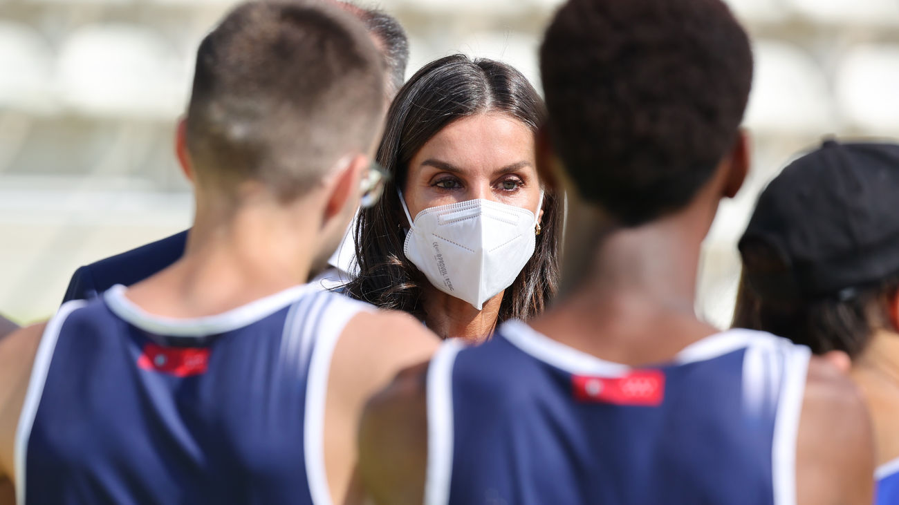 La Reina Letizia reaparece con mascarilla en un acto oficial tras superar la Covid-19