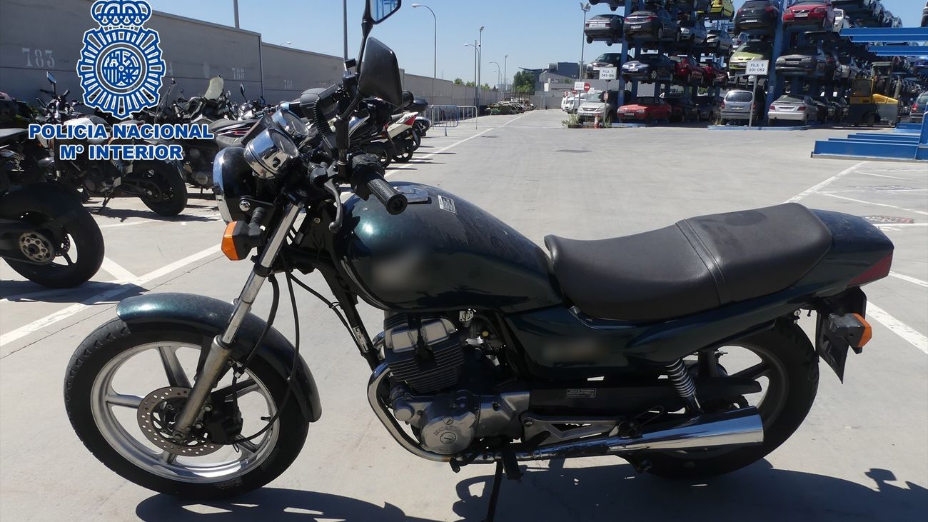 Detenido el ladrón de 27 robos de móviles a tironazos desde una moto