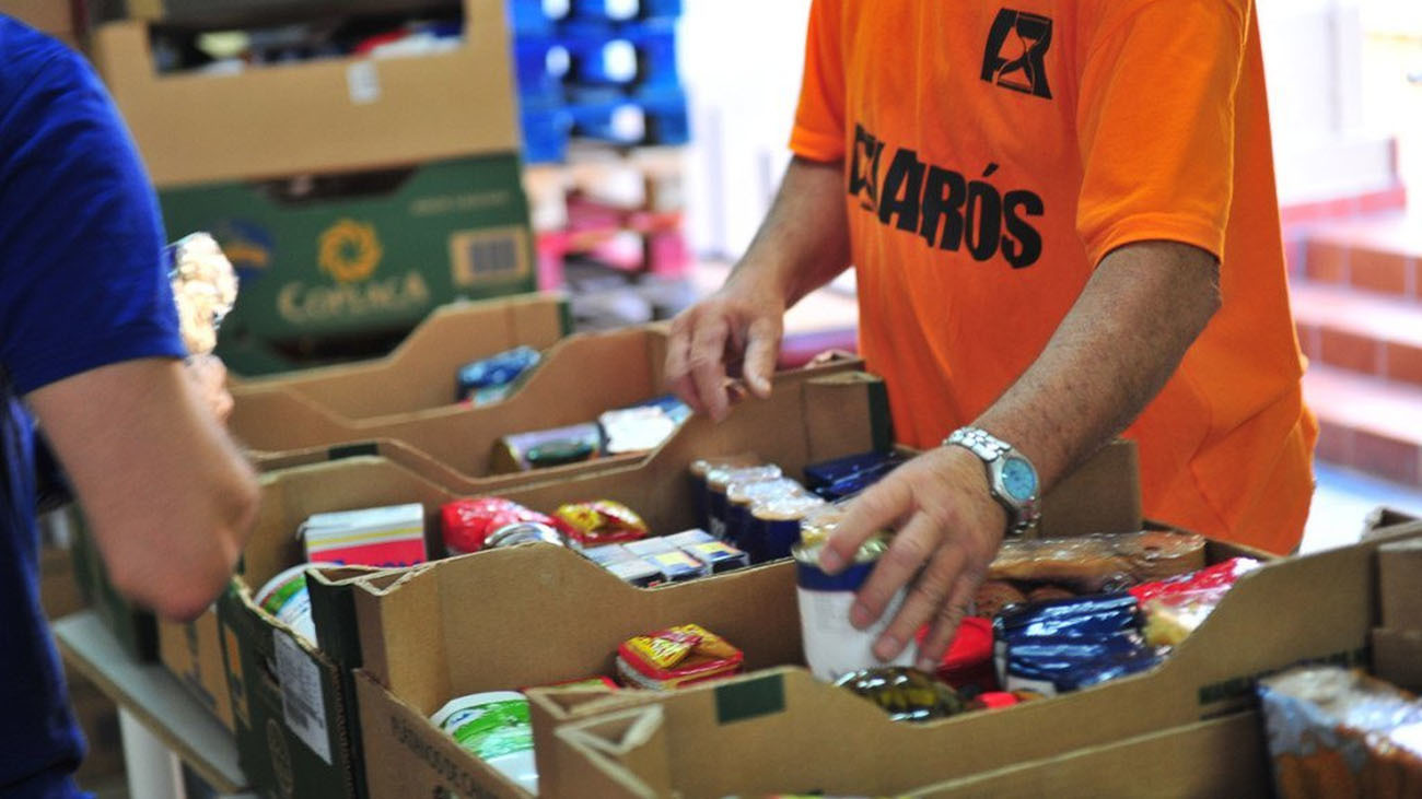Voluntario recogiendo alimentos