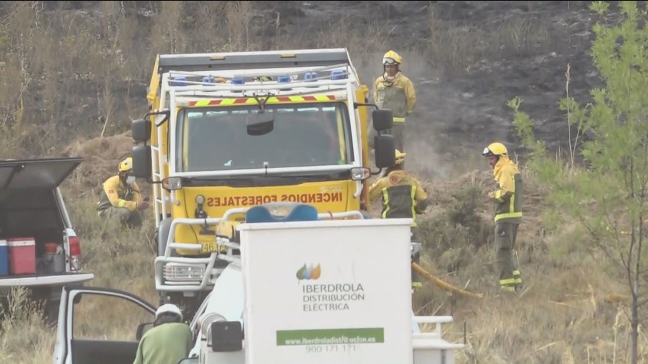 Medios terrestres prosiguen la lucha contra el fuego en Collado Mediano durante la noche
