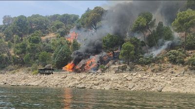 Controlado el incendio en una urbanización del pantano de San Juan, en San Martín de Valdeiglesias