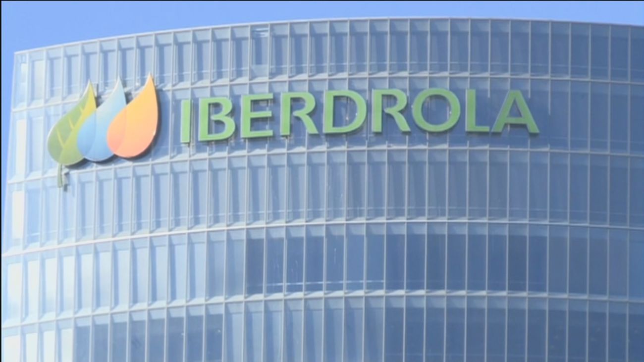 Bancos y empresas energéticas a la espera de la letra pequeña de los impuestos extraordinarios de Pedro Sánchez