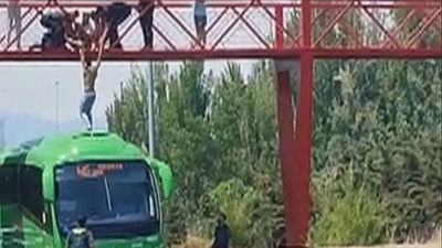 Impresionante rescate de la Guardia Civil a un hombre que colgaba de un puente