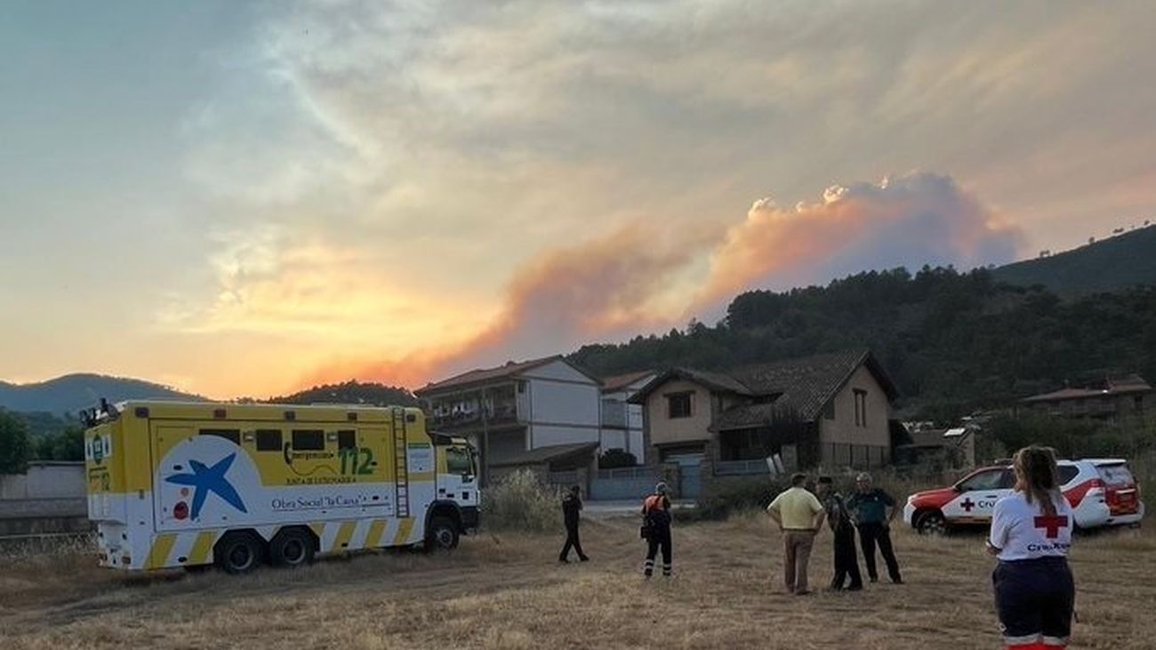 El incendio en Las Hurdes salta a Salamanca tras  desaparecer la estabilidad atmosférica de la noche