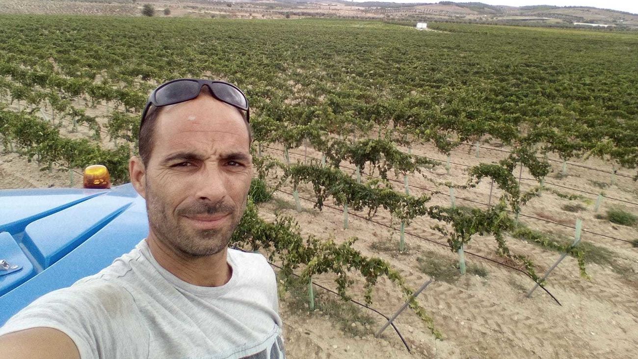 Cipriano Guillén en los campos de la Vinícola de Arganda